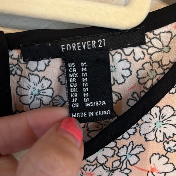 5/$25 Forever 21 Peach Floral Top Sz M - Picture 3 of 5